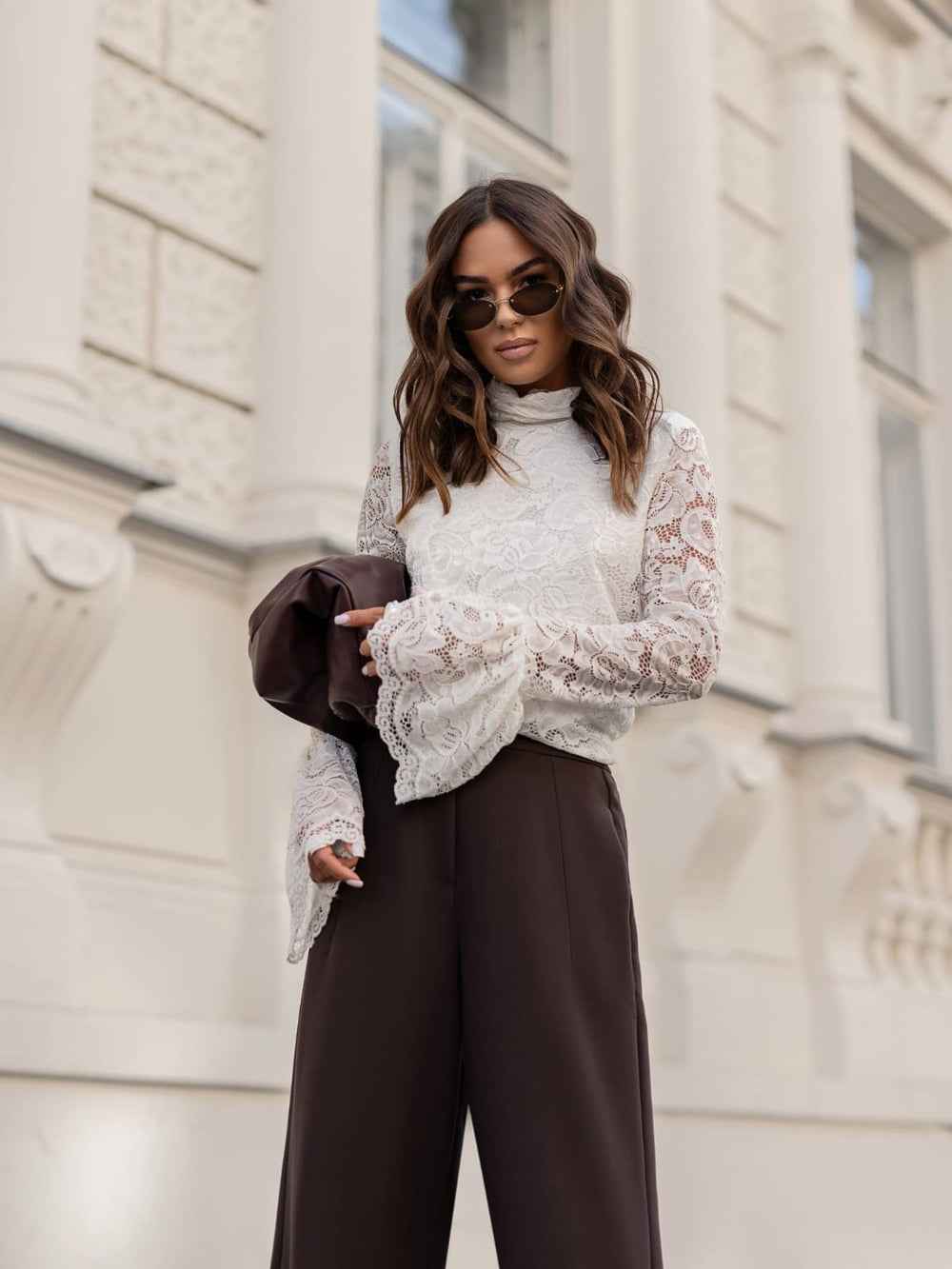 bluză elegantă din dantelă albă cu mâneci evazate