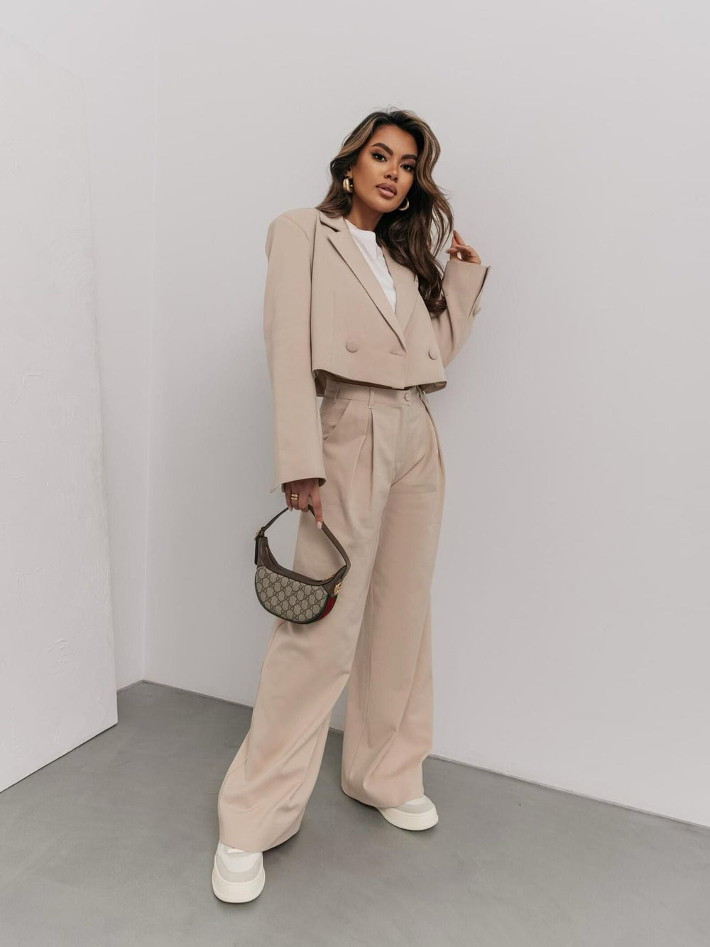 Costum dama bej sacou si pantalon Nicole - mauri.ro (1)