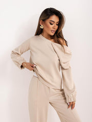 Compleu-dama-bluza-bej-pe-un-umar-cu-funda-si-pantalon (3)