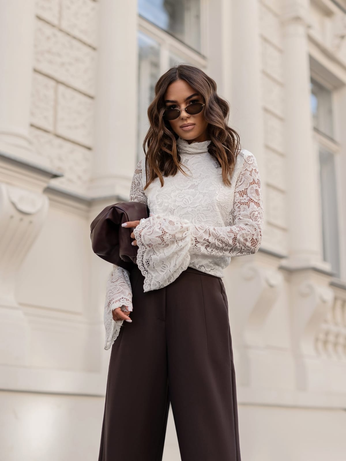 bluză elegantă din dantelă albă cu mâneci evazate