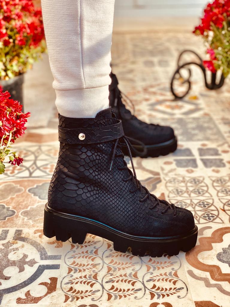 Ghete din piele intoarsa Stefany Vivid Negru