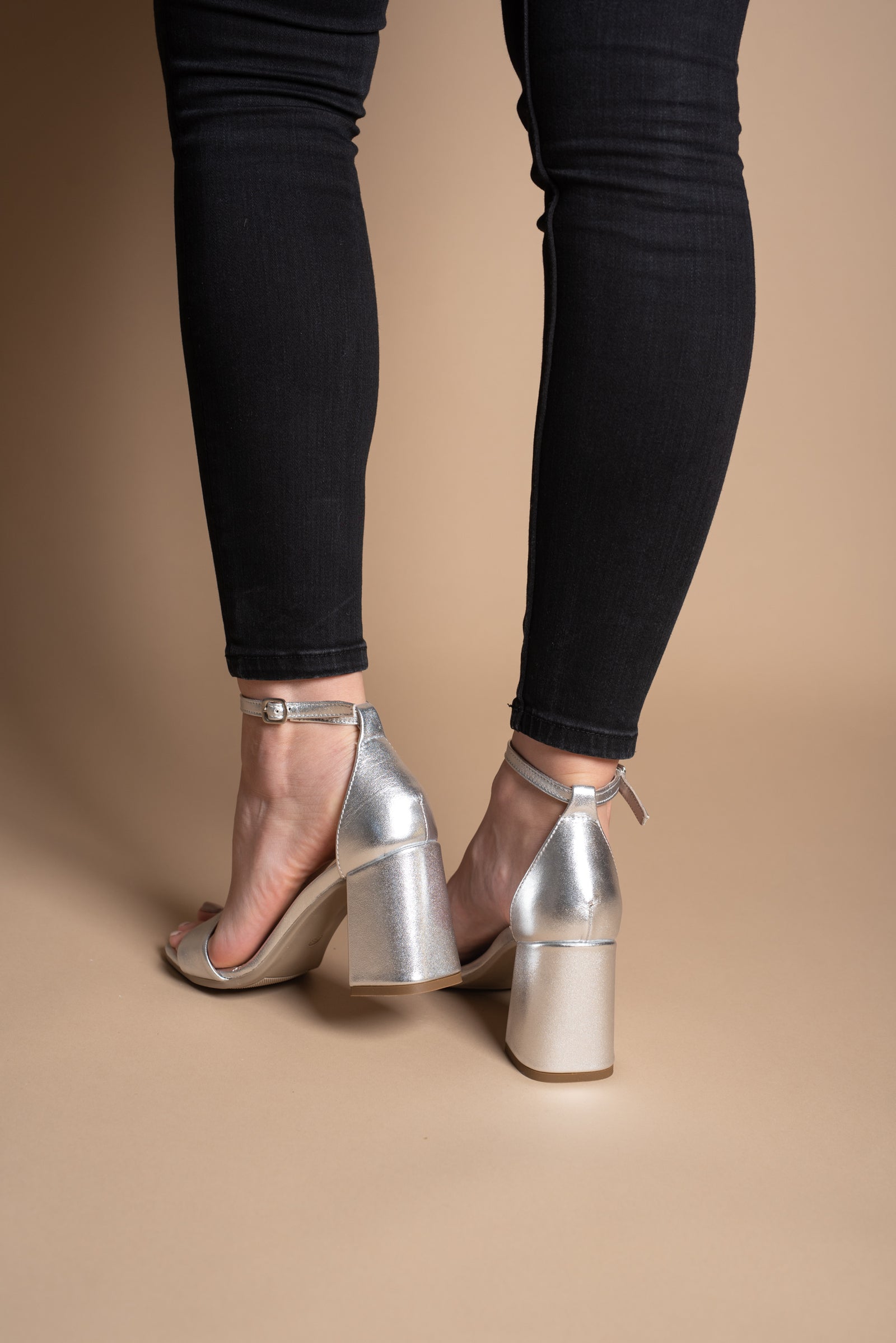 Sandale-din-piele-cu-toc-Sara-argintii-4555-1