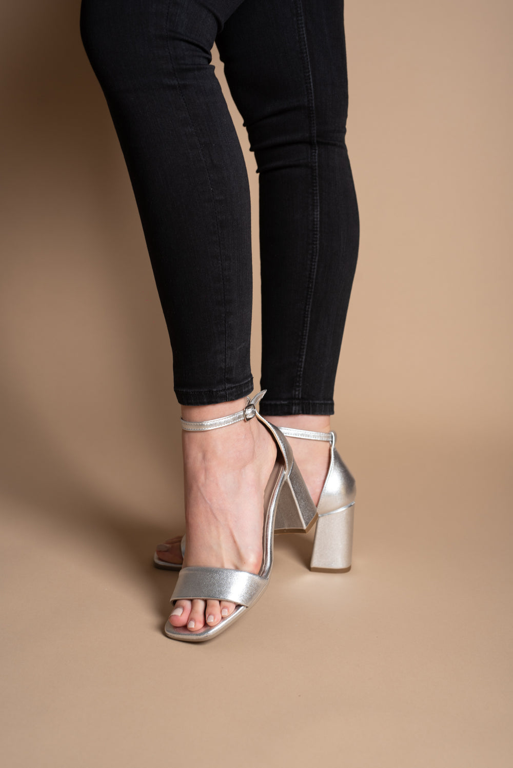 Sandale-din-piele-cu-toc-Sara-argintii-4555-3