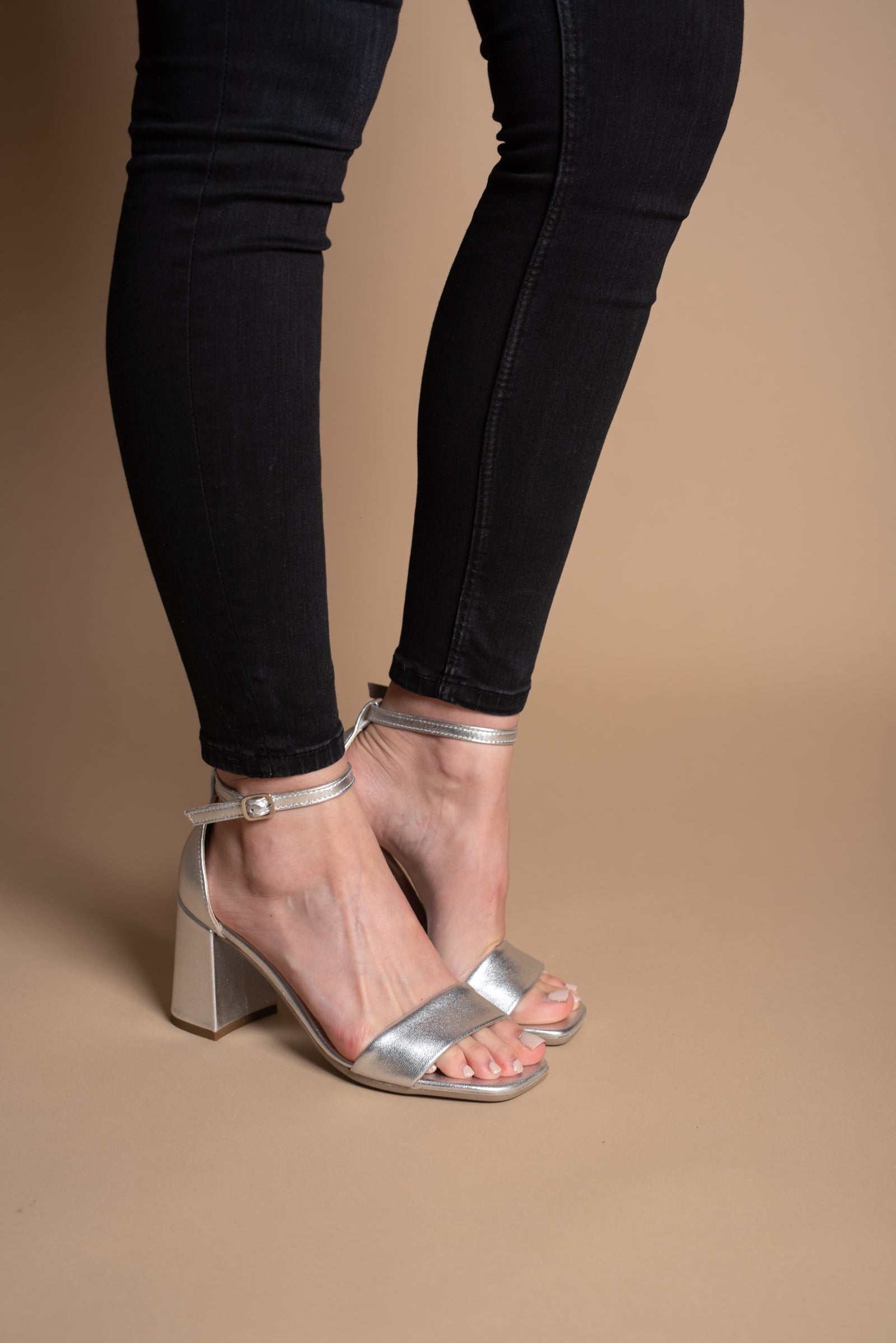 Sandale-din-piele-cu-toc-Sara-argintii-4555-5