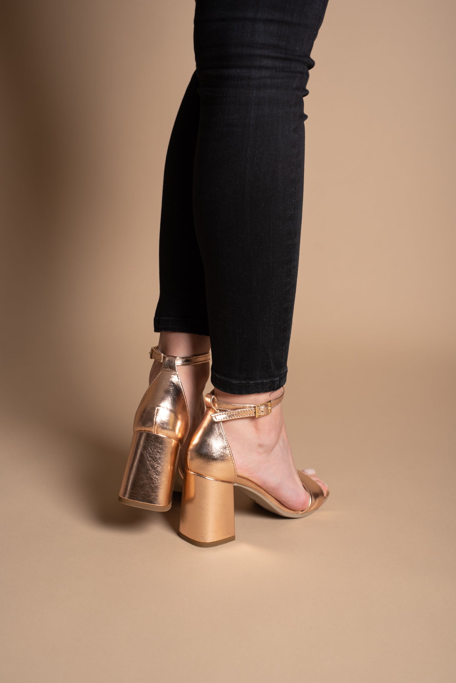 Sandale-din-piele-cu-toc-Sara-aurii-9265-2