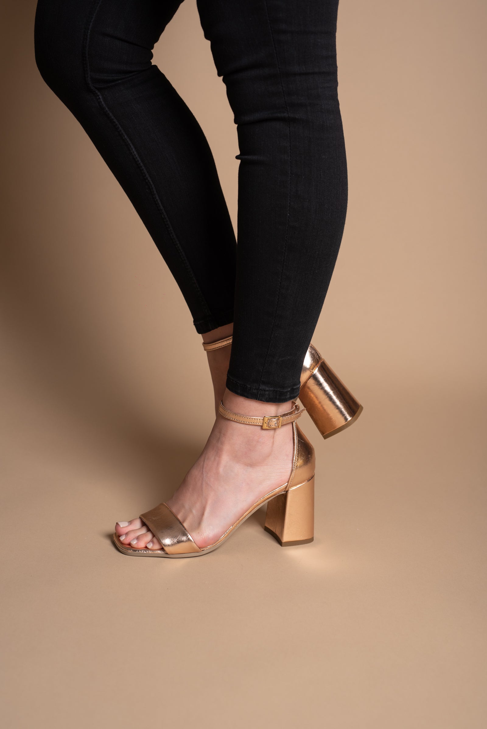 Sandale-din-piele-cu-toc-Sara-aurii-9265-3