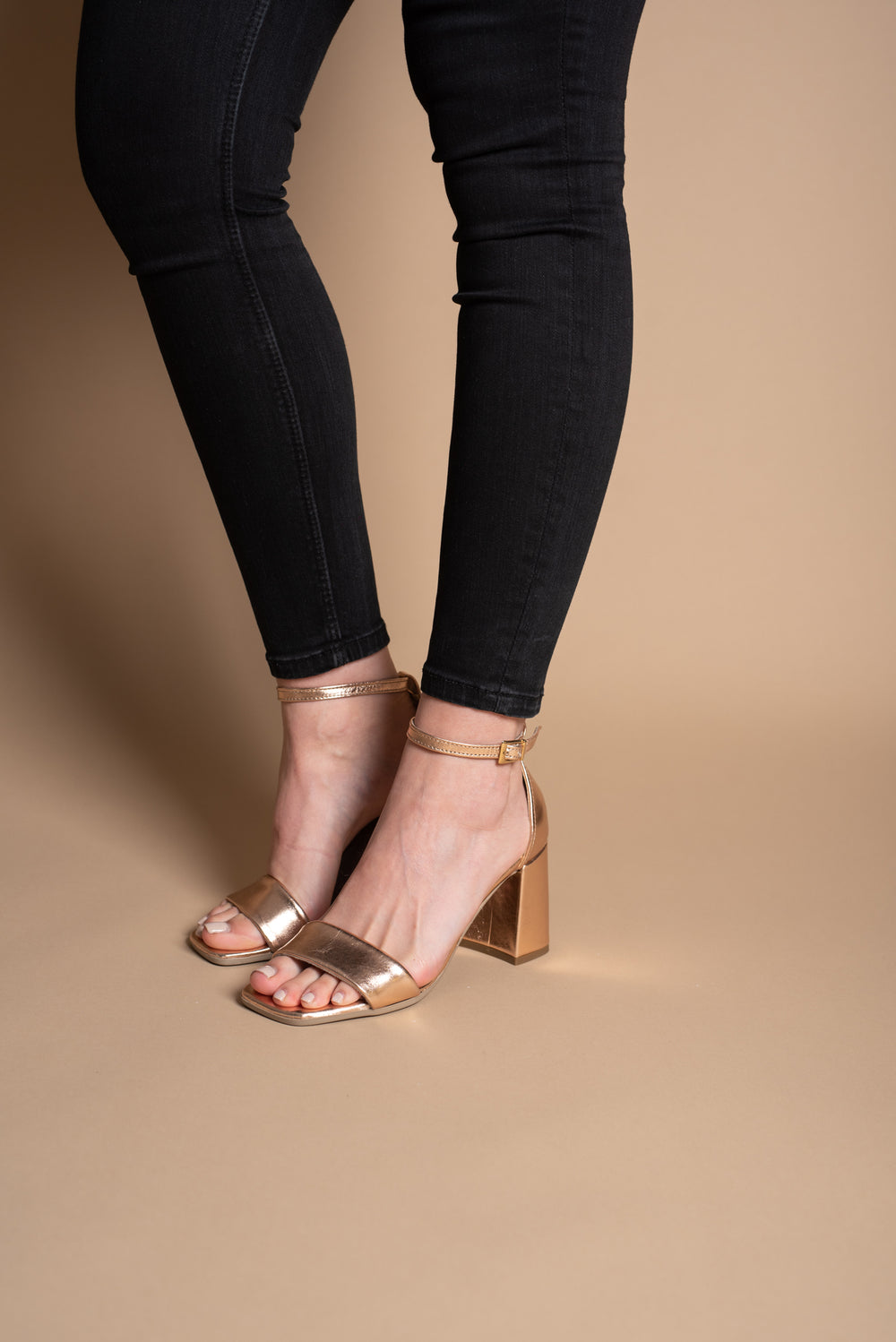 Sandale-din-piele-cu-toc-Sara-aurii-9265-4