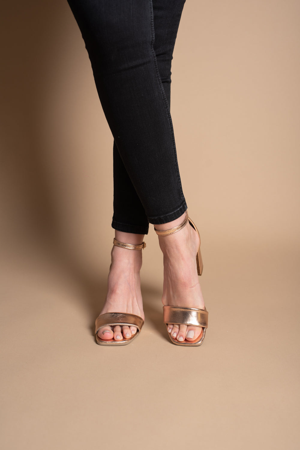 Sandale-din-piele-cu-toc-Sara-aurii-9265-5