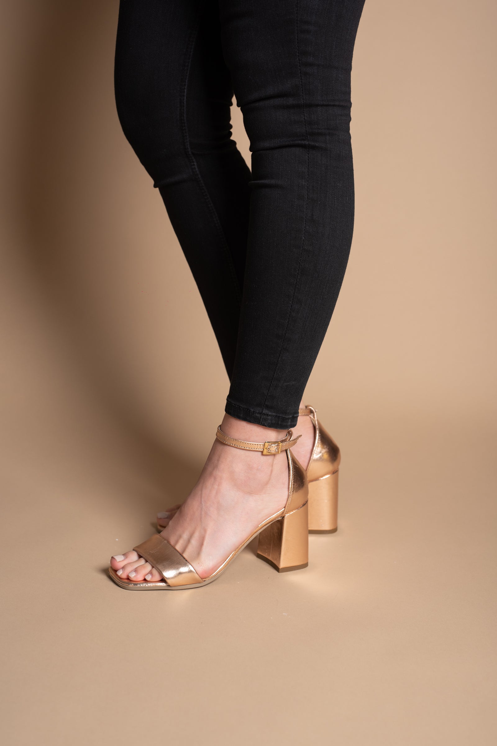 Sandale-din-piele-cu-toc-Sara-aurii-9265-6