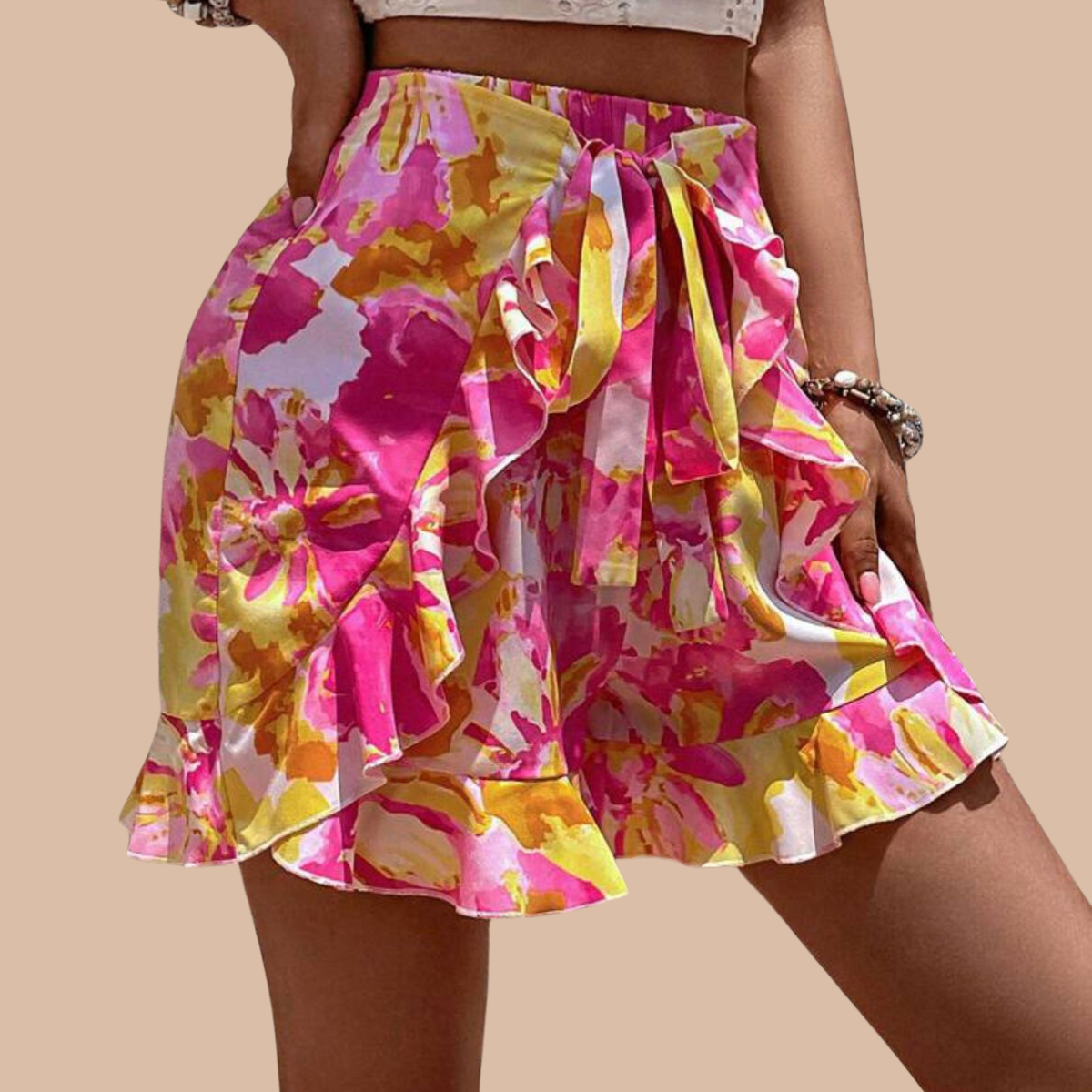 Pantaloni scurti cu volane in fata si imprimeu floral