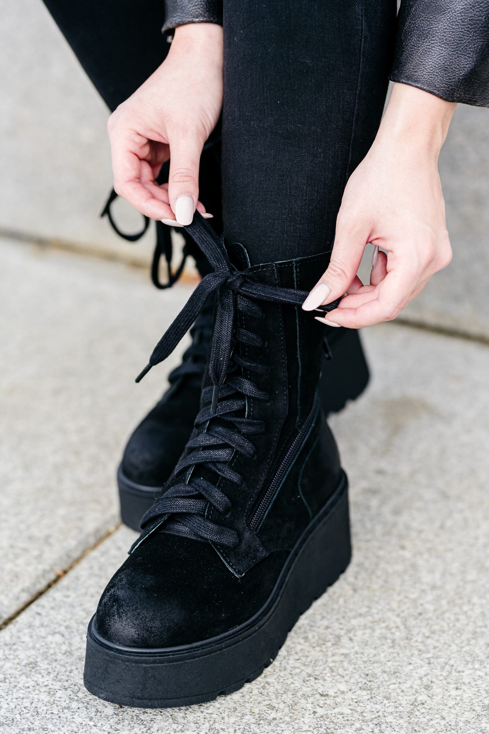 Ghete-din-piele-intoarsa-naturala-negre-Lyon (3)