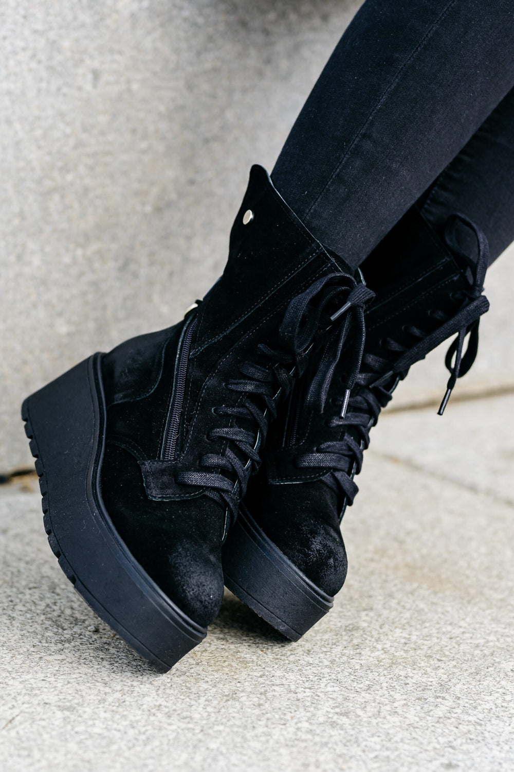 Ghete-din-piele-intoarsa-naturala-negre-Lyon (4)