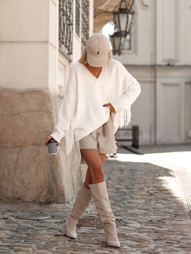 bluza-dama-oversize-cu-decolteu-v-si-ciucuri-alba (2)