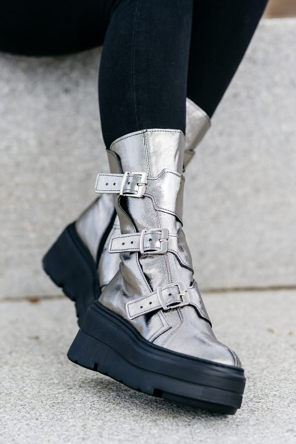 Ghete-din-piele-naturala-argintie-Lucette (2)