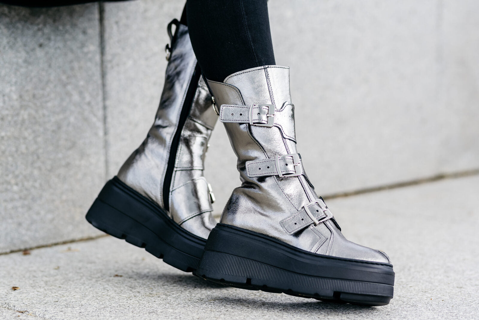 Ghete-din-piele-naturala-argintie-Lucette