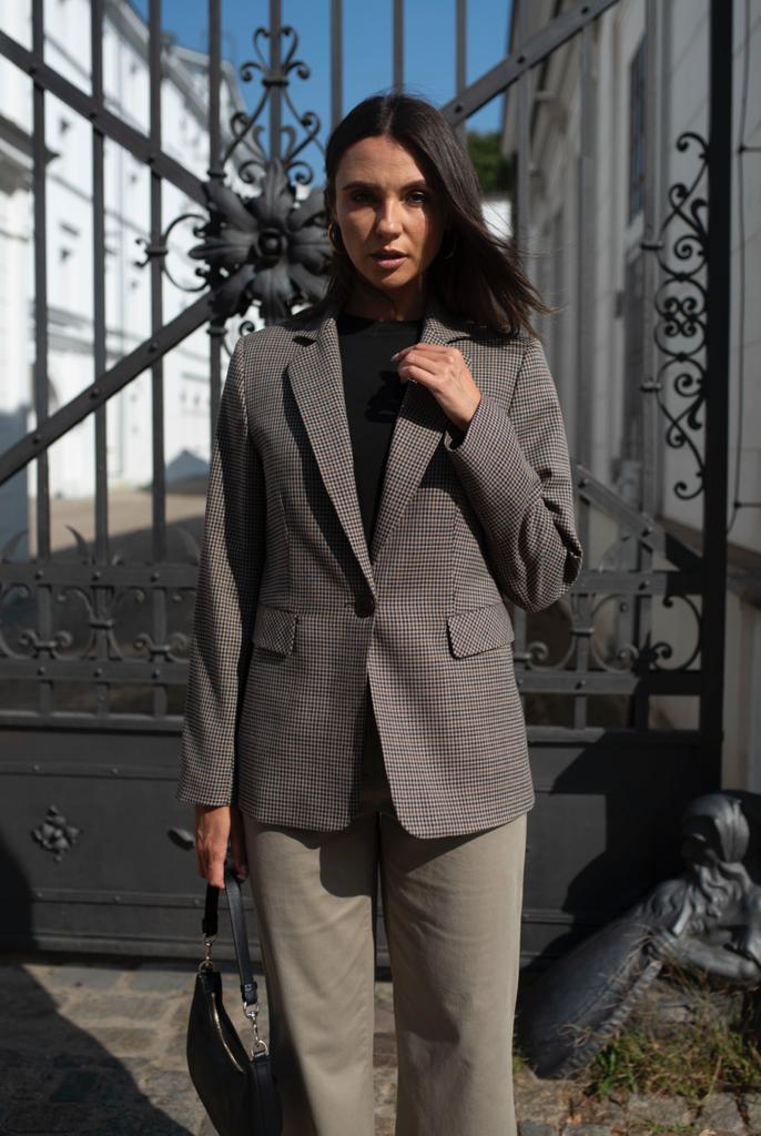 sacou-dama-in-carouri-office (4)