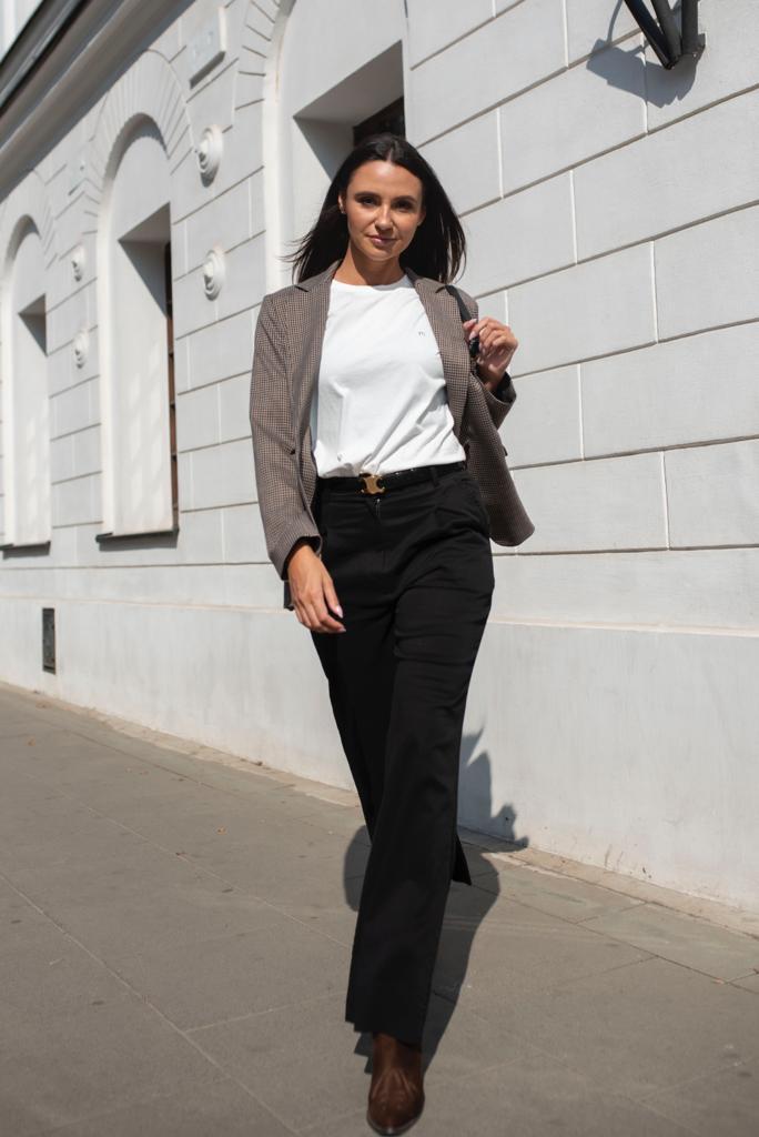 sacou-dama-in-carouri-office