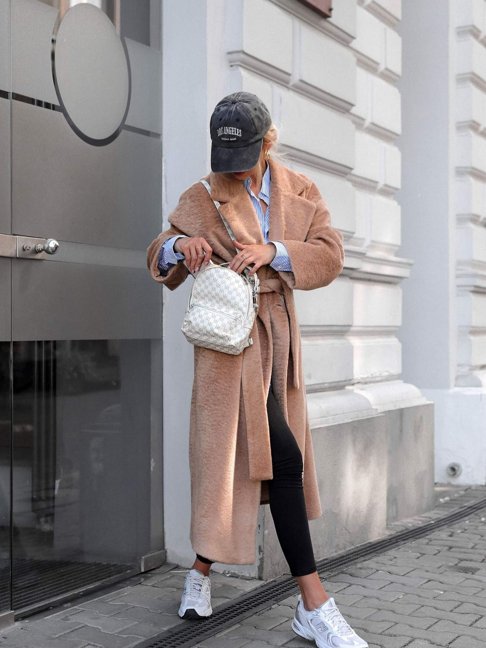 palton-dama-caramel-cu-nasturi-si-curea-legat-in-talie (2)