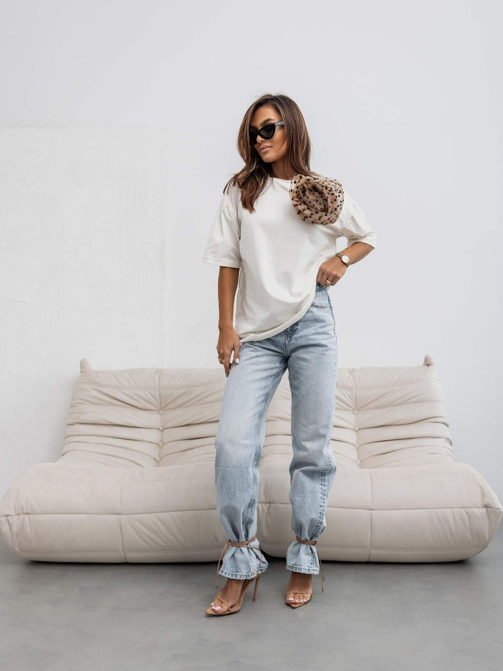 bluza-dama-alba-cu-maneci-scurte-si-accesoriu-tip-floare (2)