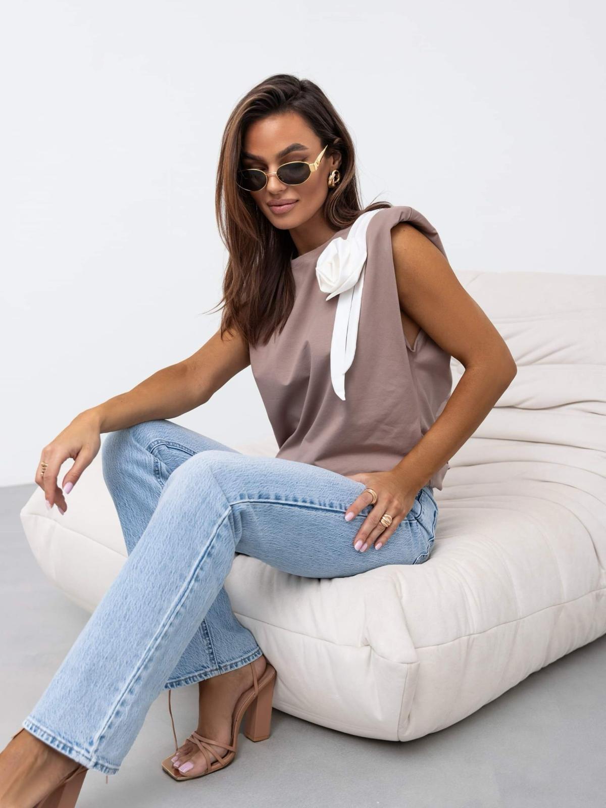 bluza-dama-cappuccino-cu-maneci-scurte-si-floare