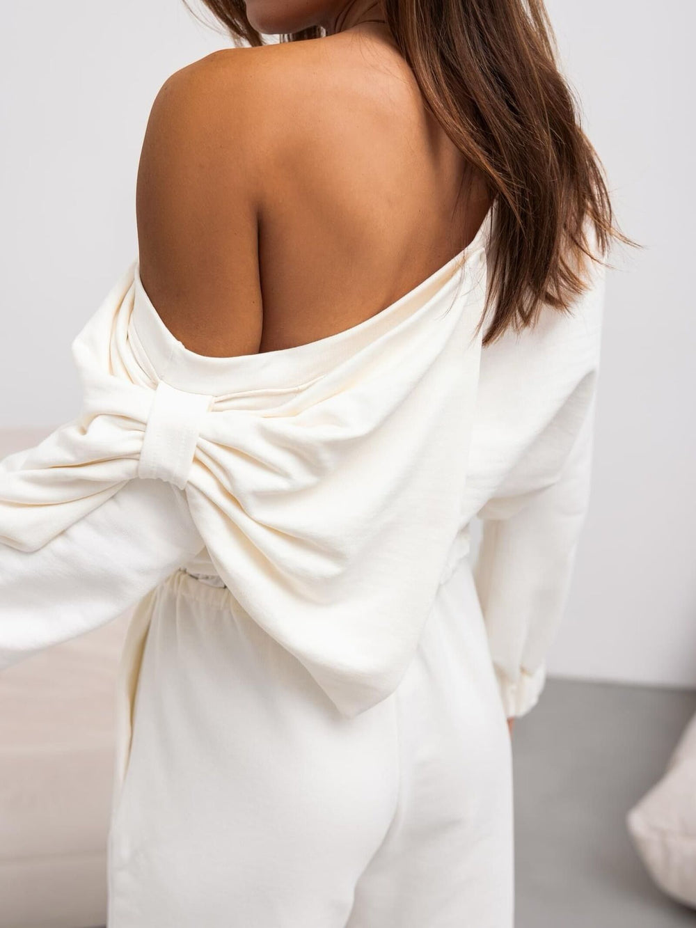 bluza-dama-alba-pe-un-umar-cu-funda (3)