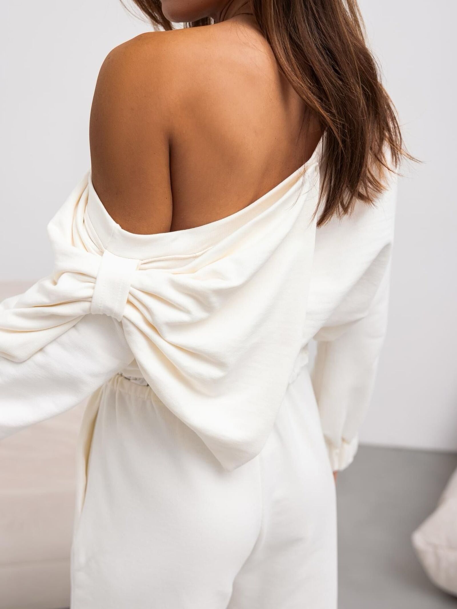 bluza-dama-alba-pe-un-umar-cu-funda (3)