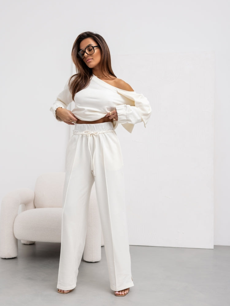 Compleu-dama-bluza-alba-pe-un-umar-cu-funda-si-pantalon (2)