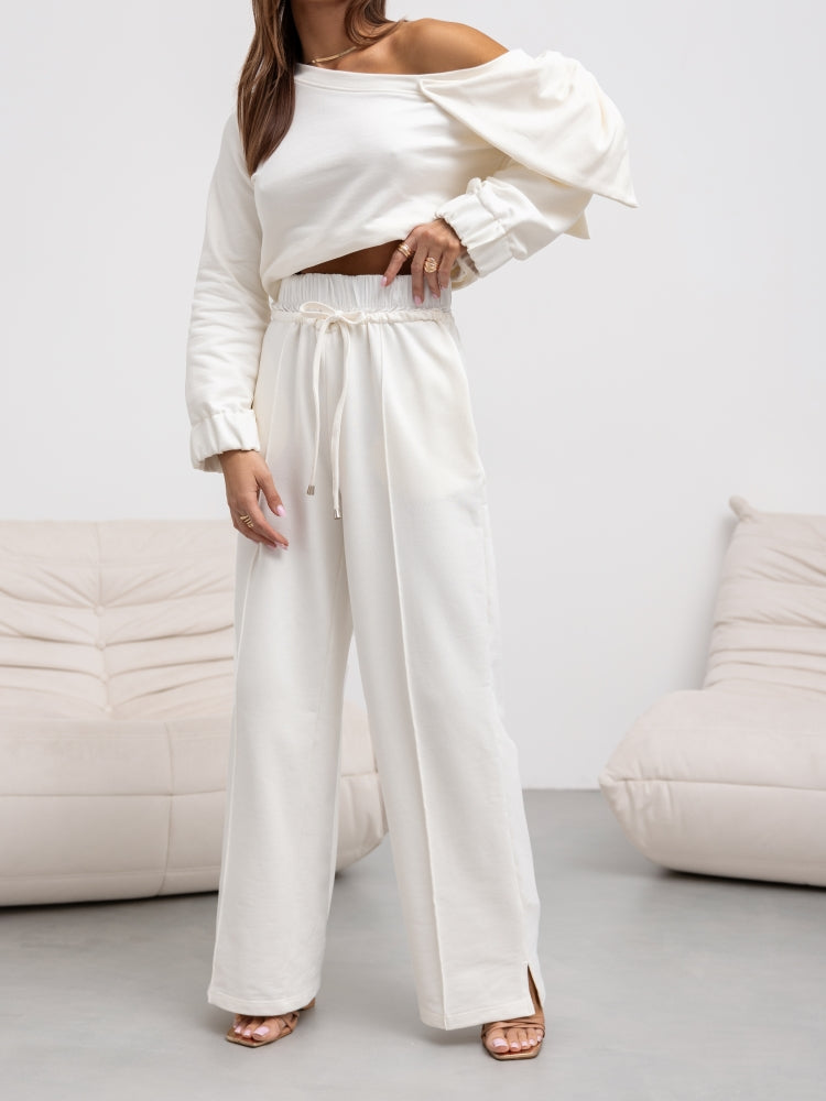 Compleu-dama-bluza-alba-pe-un-umar-cu-funda-si-pantalon (3)