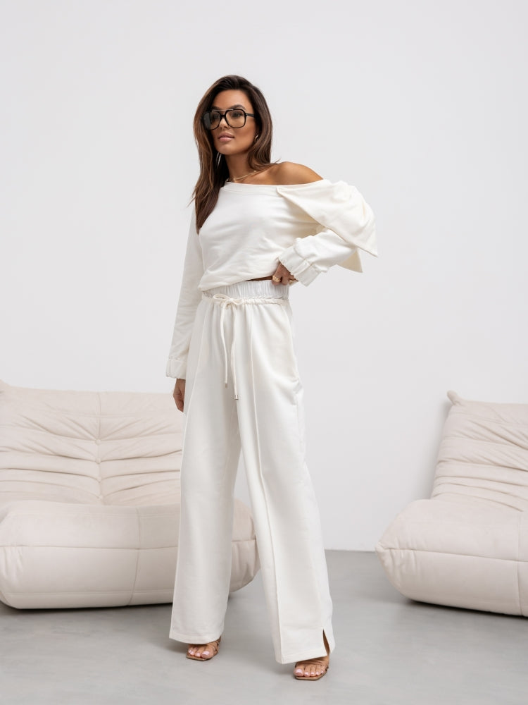 Compleu-dama-bluza-alba-pe-un-umar-cu-funda-si-pantalon