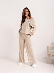 Compleu-dama-bluza-bej-pe-un-umar-cu-funda-si-pantalon