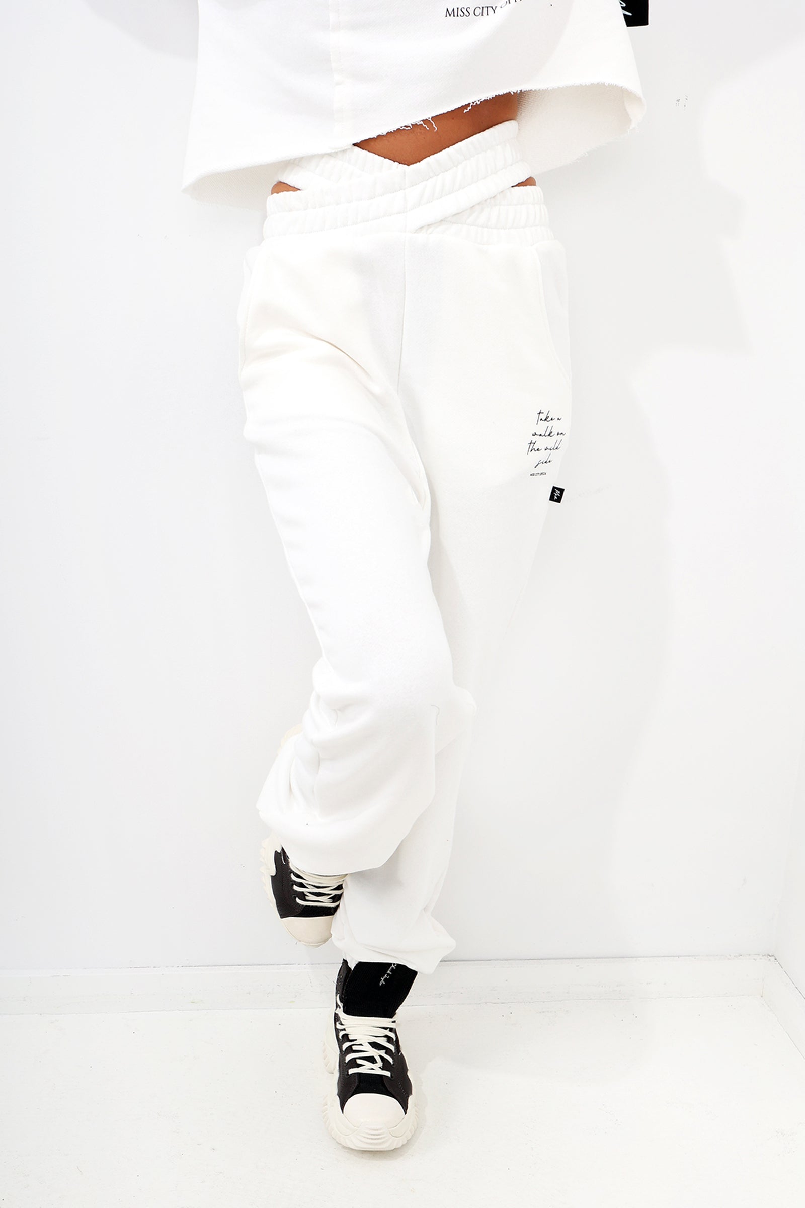 pantaloni-trening-albi-take-a-walk