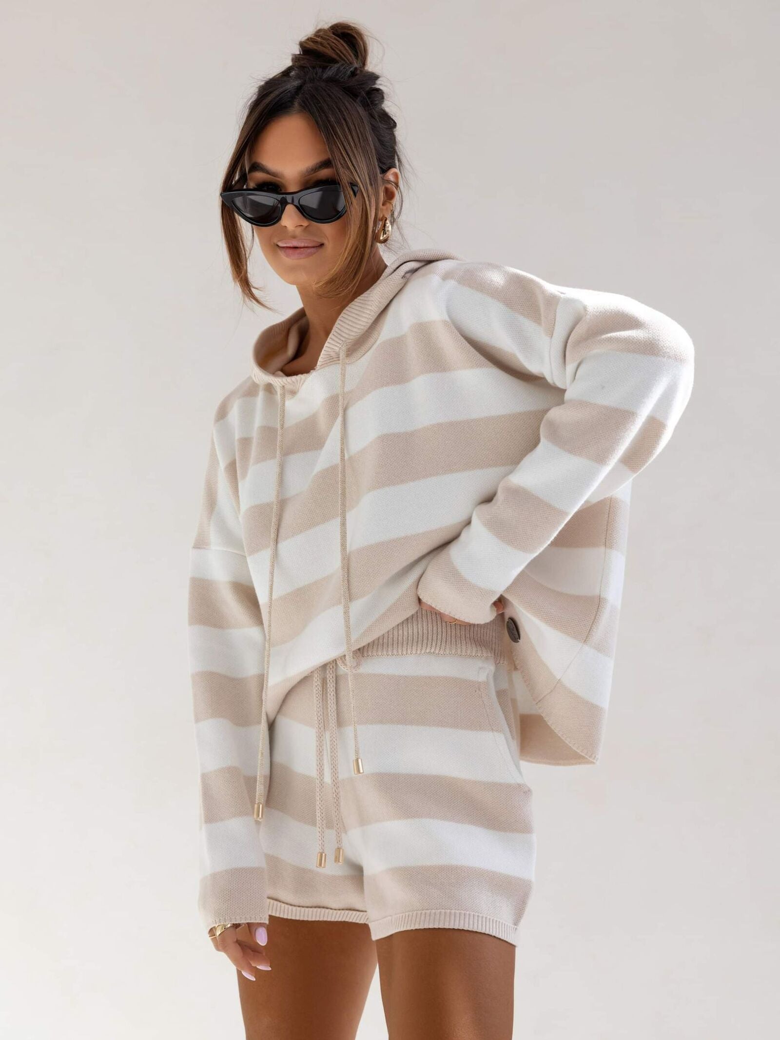 compleu-dama-bluza-si-pantaloni-scurti-alb-bej (2)