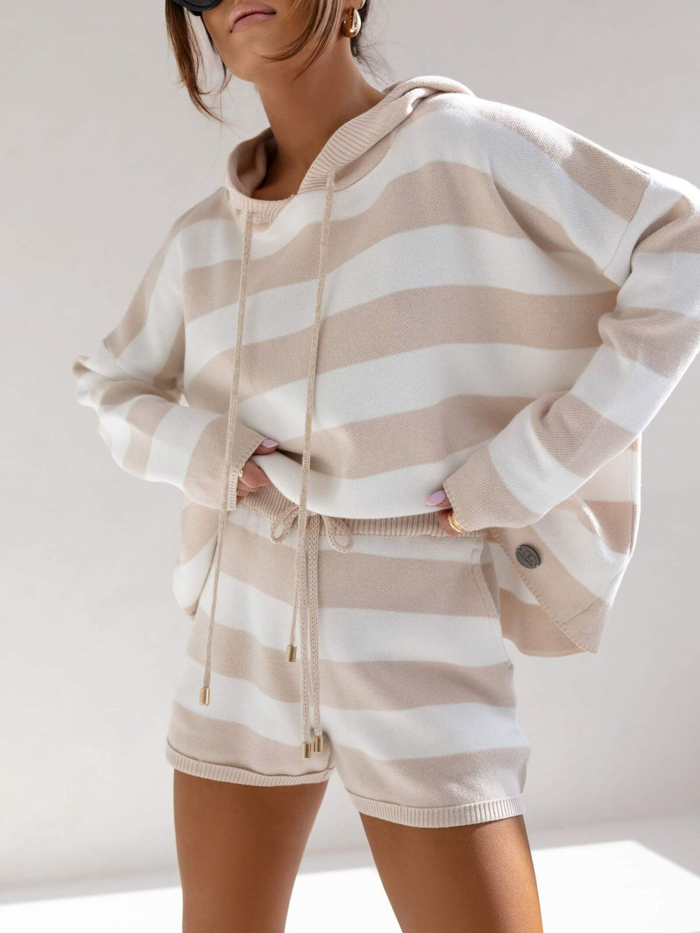 compleu-dama-bluza-si-pantaloni-scurti-alb-bej (3)