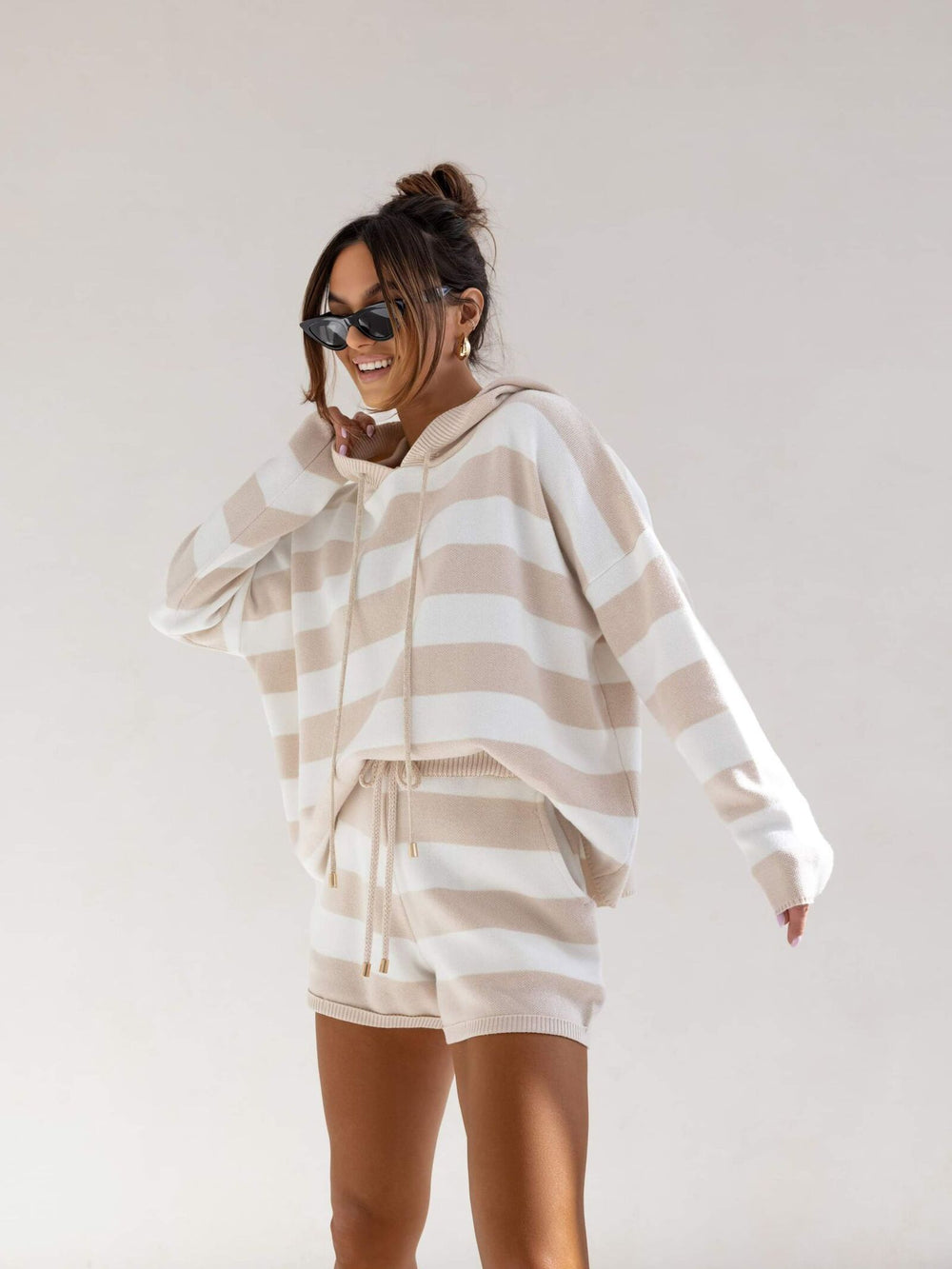 compleu-dama-bluza-si-pantaloni-scurti-alb-bej