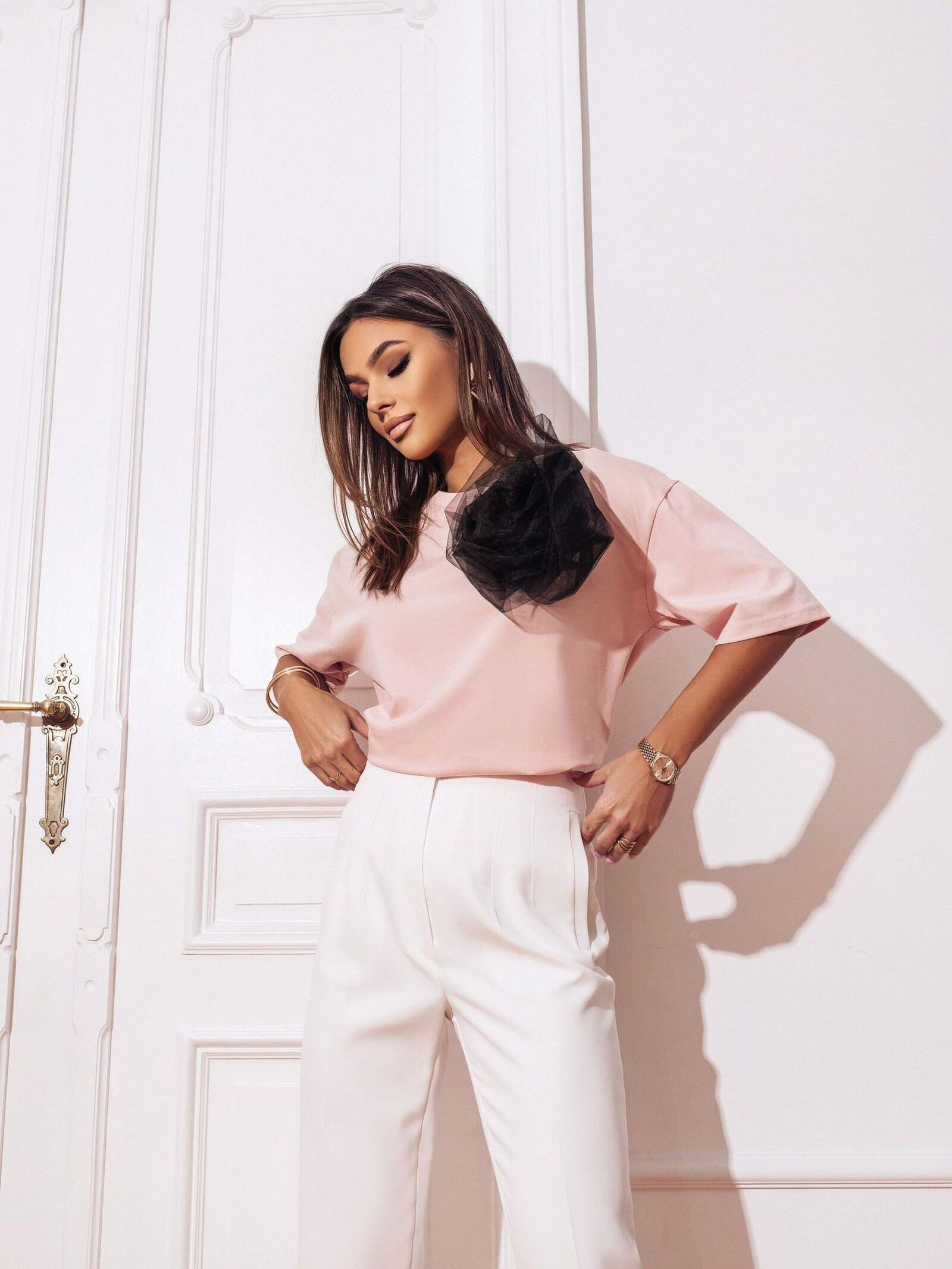 Bluza-dama-nude-cu-maneci-scurte-si-accesoriu-tip-floare (3)
