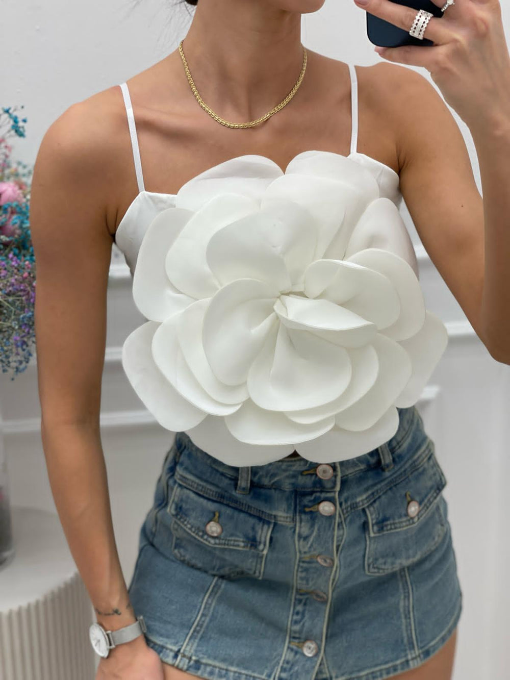 top-alb-cu-floare-supradimensionata