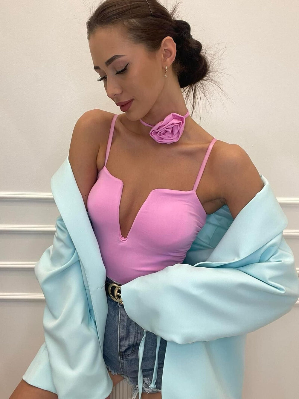 top-roz-cu-accesoriu-floare-la-gat (2)