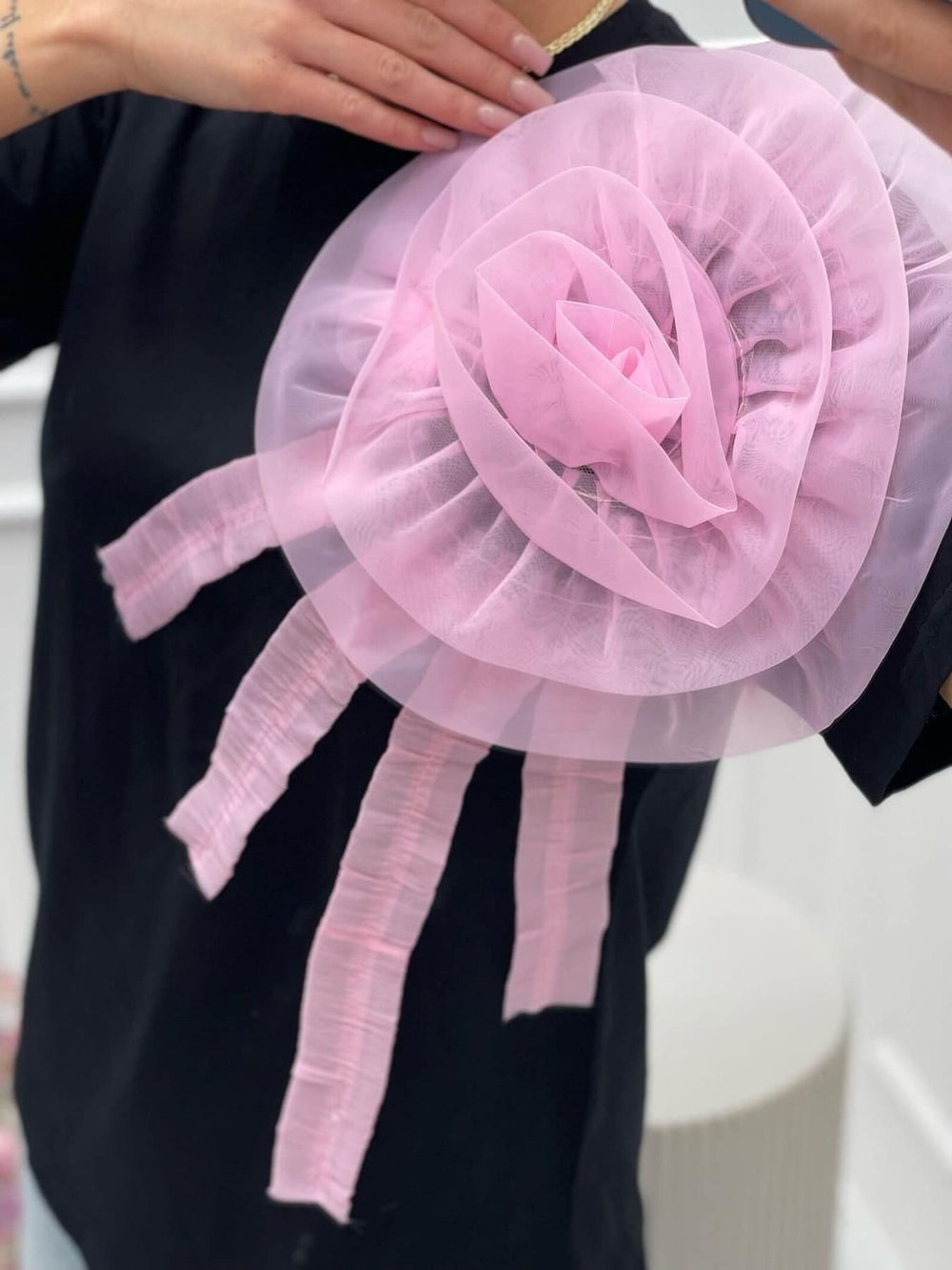 tricou-negru-cu-accesoriu-tul-linz (2)