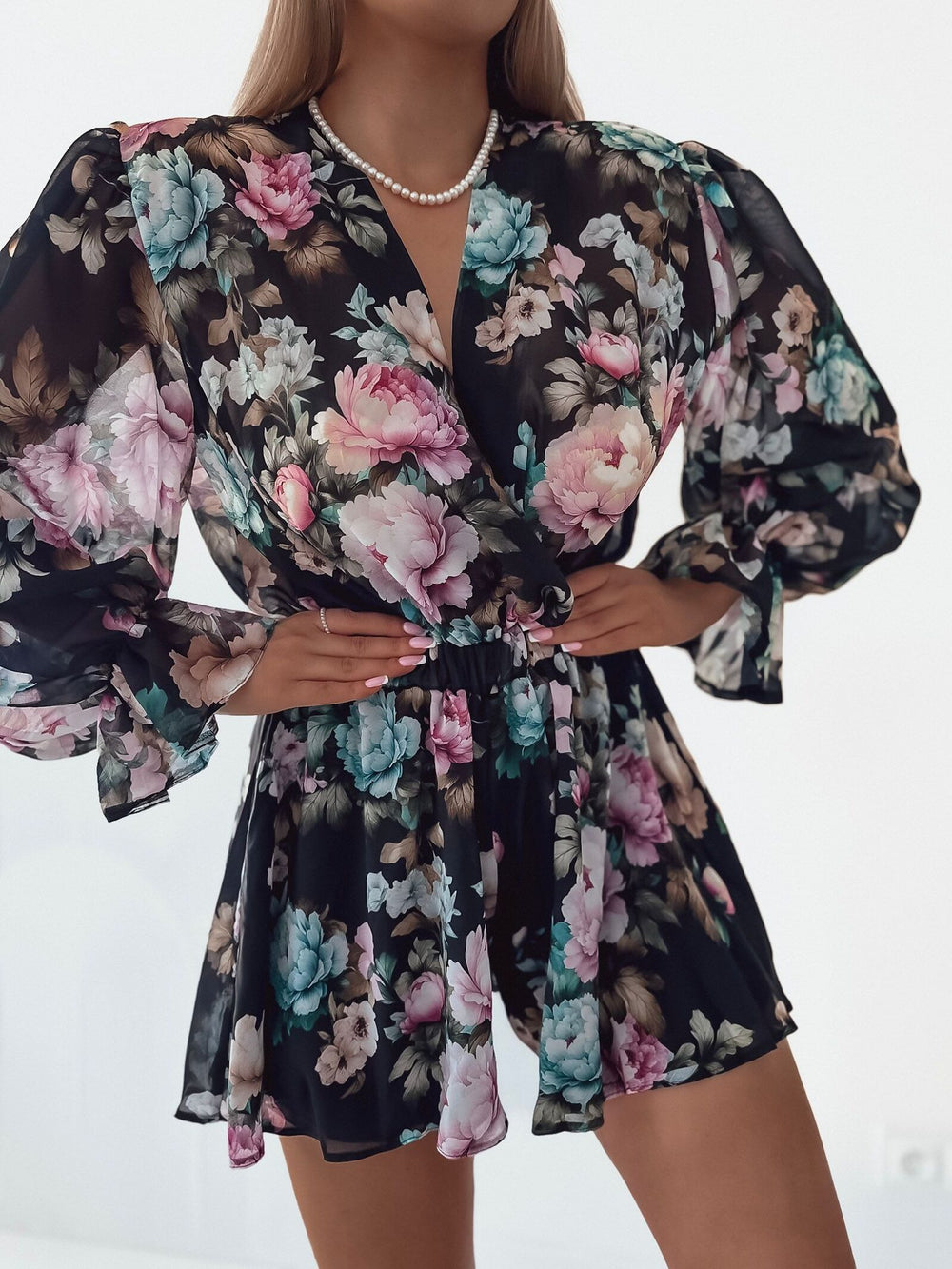 salopeta-negru-floral-britney