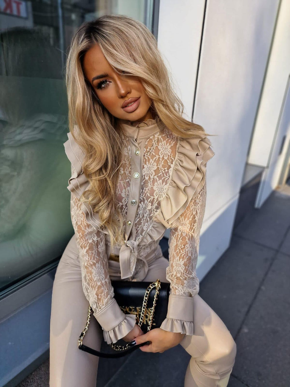 Camasa-bej-cu-volane-si-dantela-brodata-Fundão