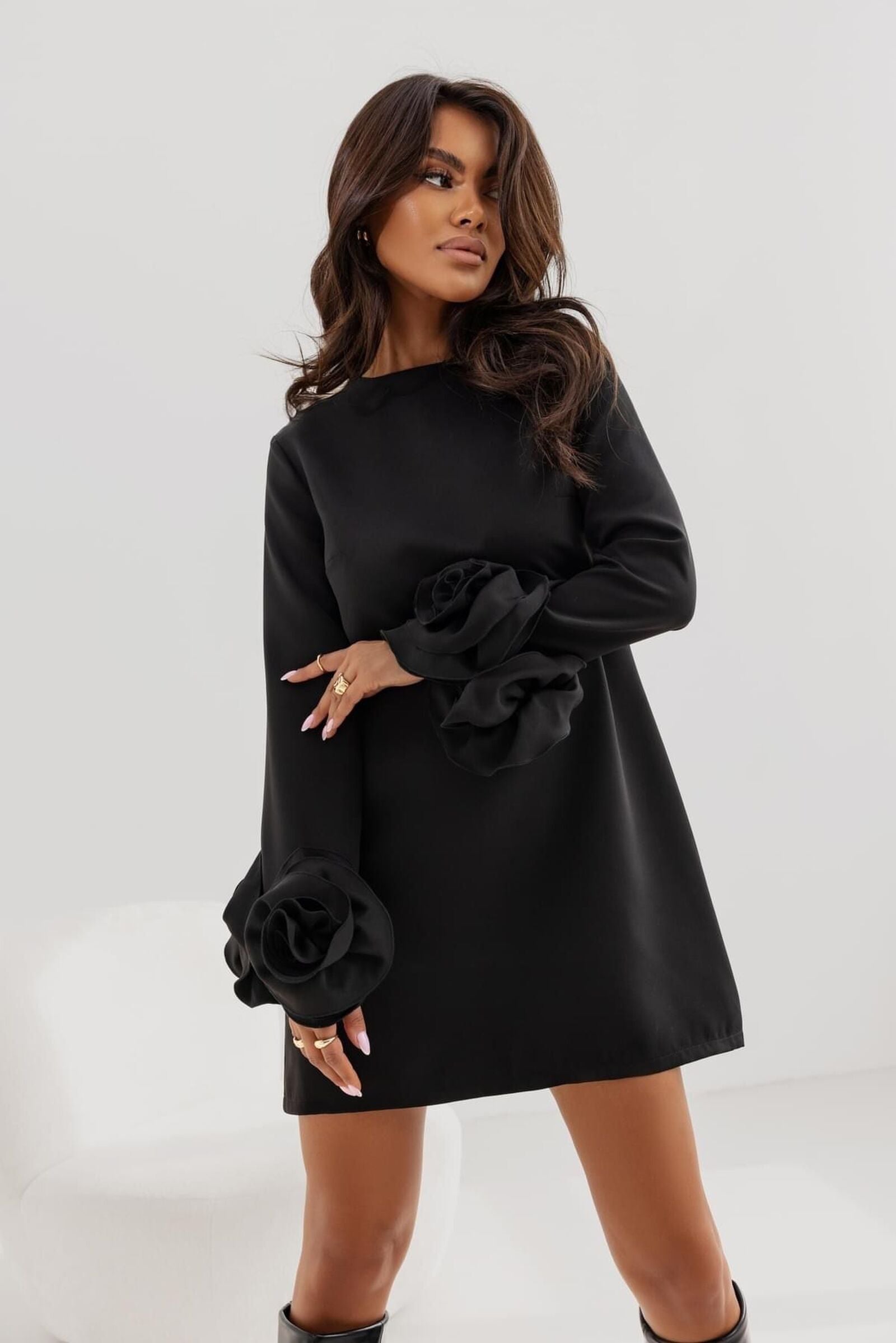 Rochie-dama-eleganta-neagra-cu-volane-tip-floare (2)