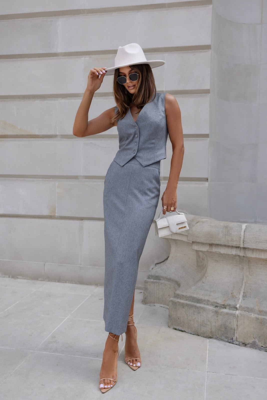 compleu-fusta-si-vesta-gri-duerte