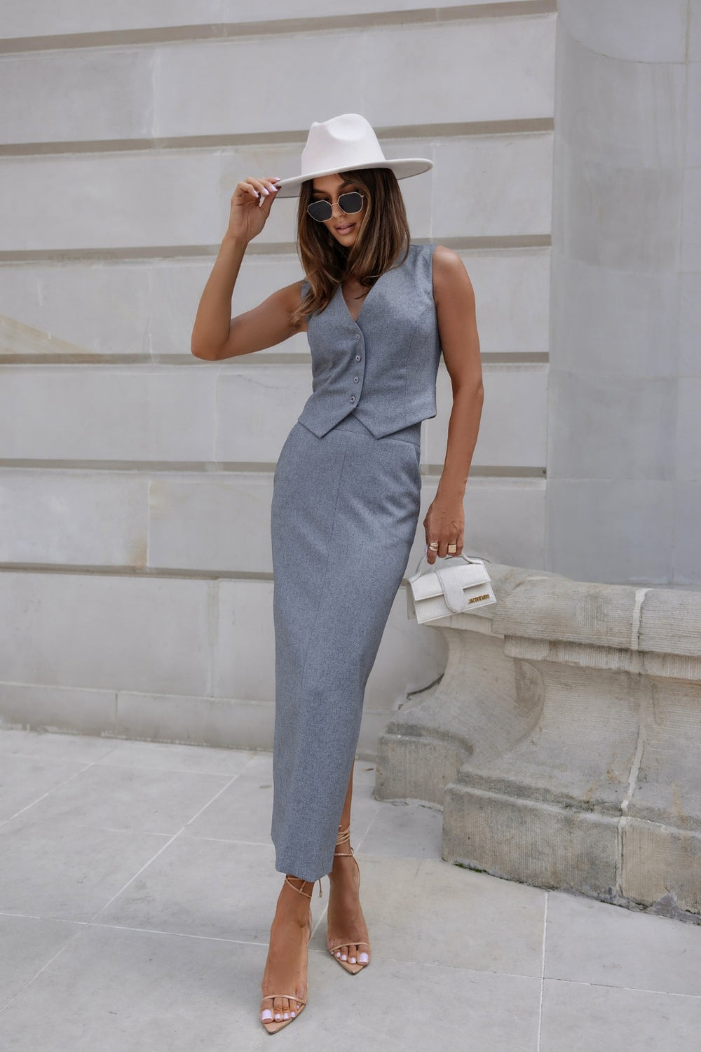 compleu-fusta-si-vesta-gri-duerte