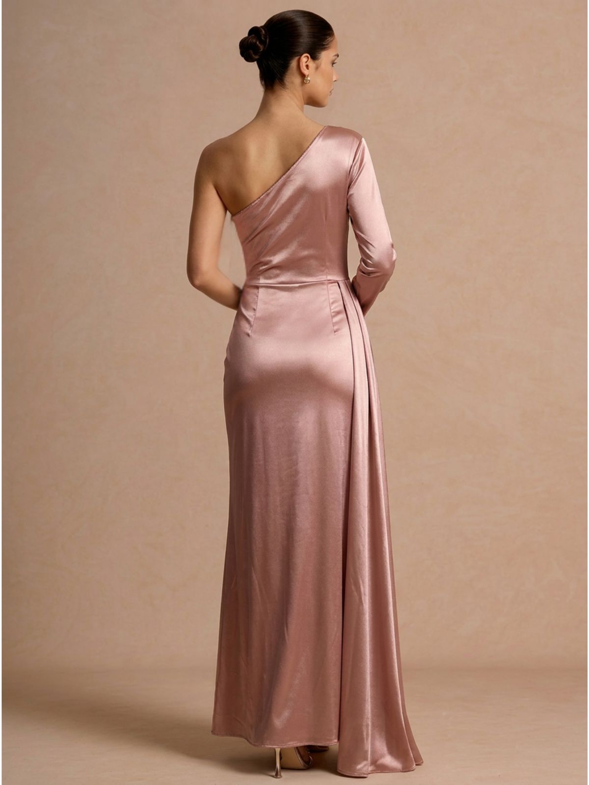 Rochie lunga cu o maneca roz