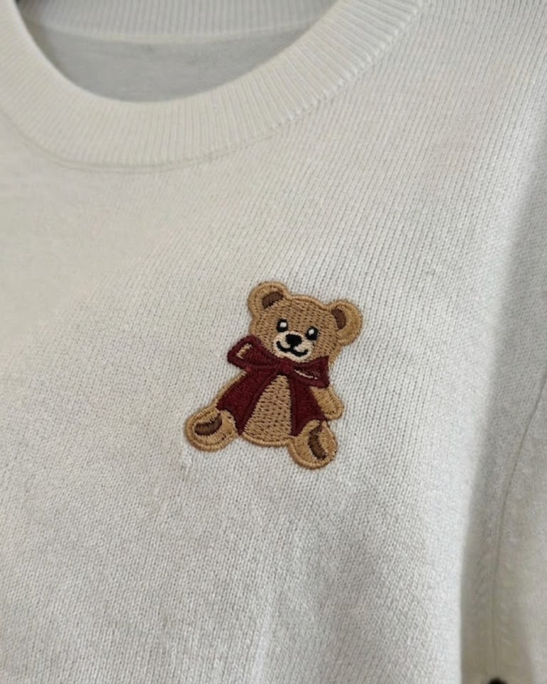 Tricou Teddy Icon alb, tricotaj fin cu broderie ursuleț, close-up detaliu